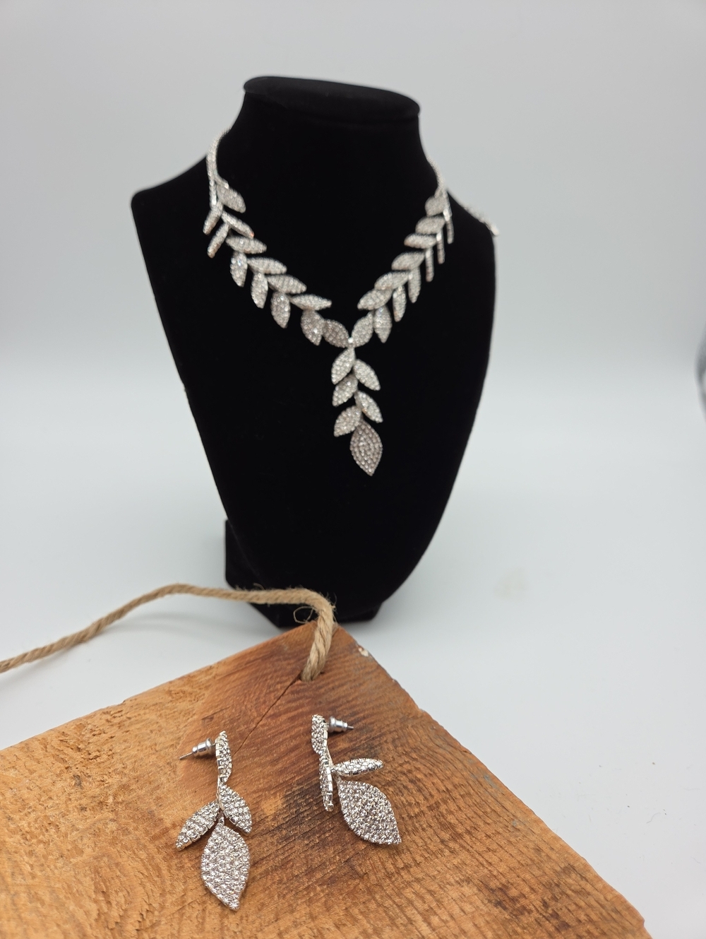 Windsor Rhinestone Leaf Dangle Necklace Earrings Set Silver - Picture 2 of 6